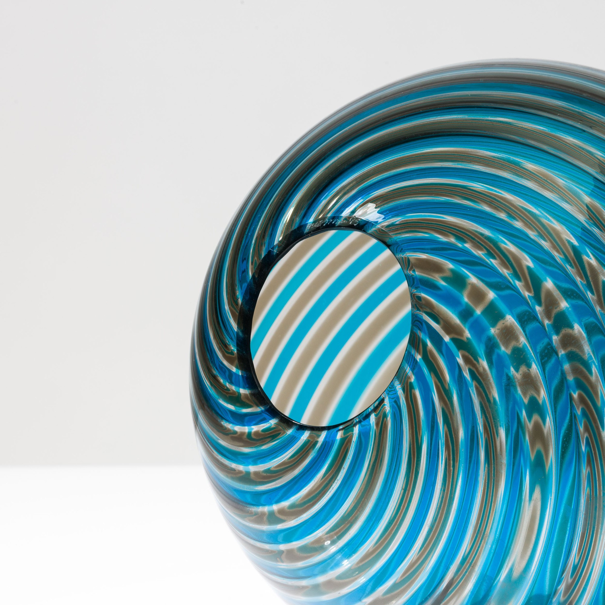 Venini, Soprammobile in vetro soffiato a forma di uovo con decoro a spirale, Murano 1995