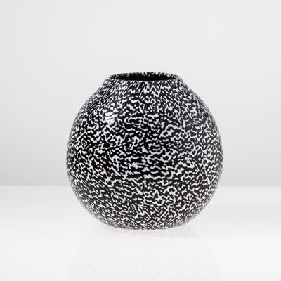Venini, Vaso globulare Dama in vetro soffiato a murrine bicolore, Murano 1987