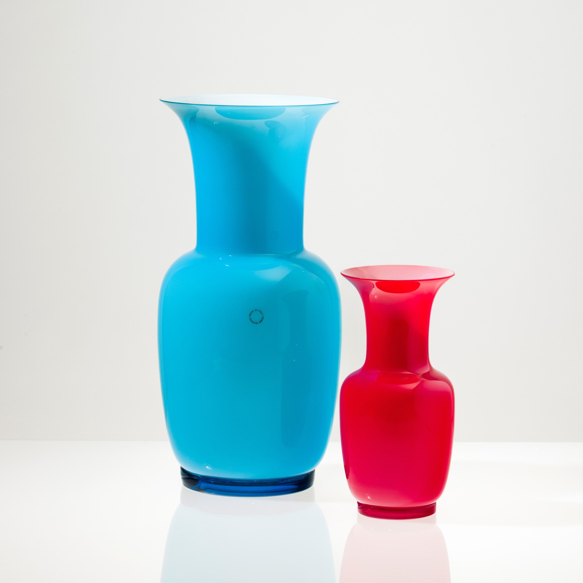 Venini, Due vasi a balaustro in vetro soffiato Opalini, Murano 2000/2002