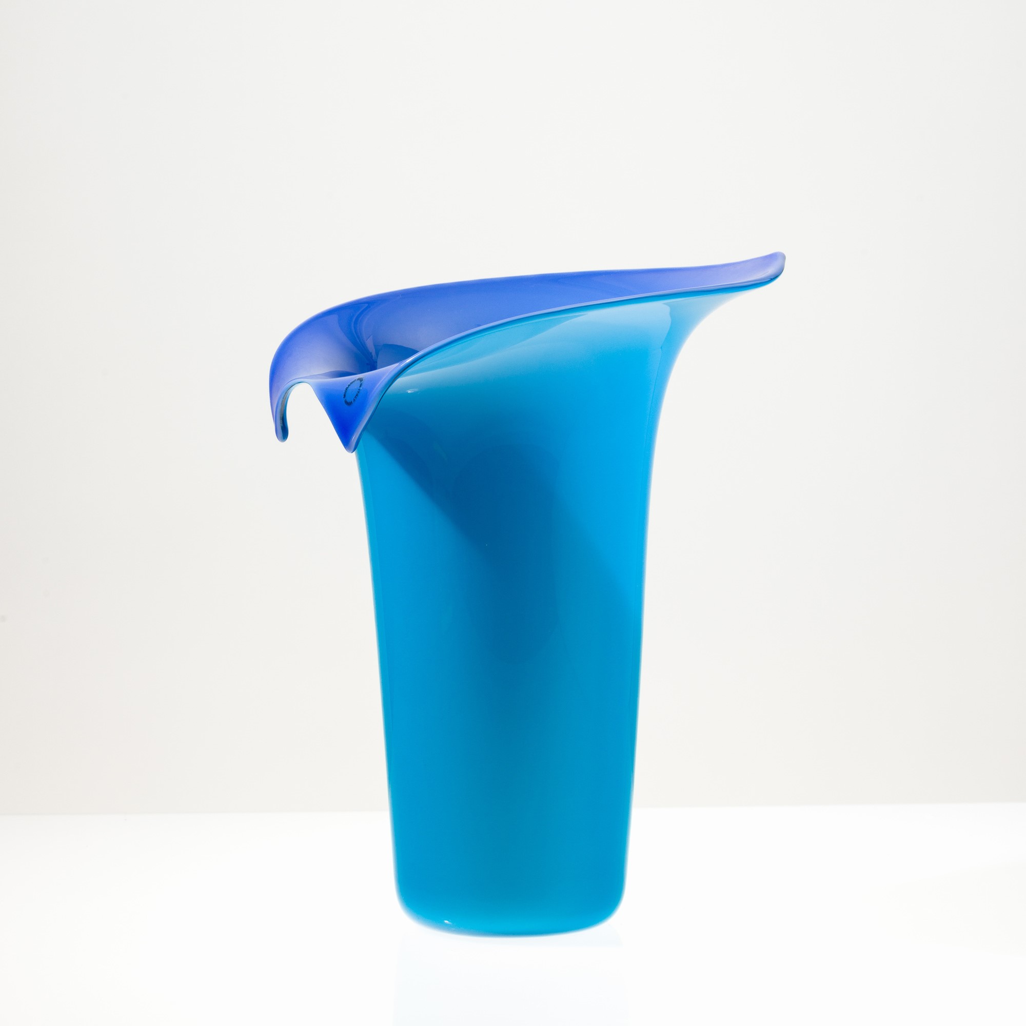 Tyra Lundgren - Vaso Calla in vetro soffiato opalino, Murano 2002