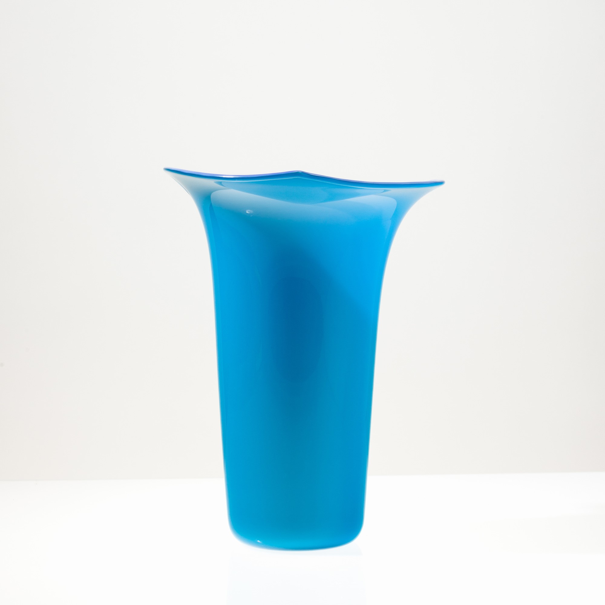 Tyra Lundgren - Vaso Calla in vetro soffiato opalino, Murano 2002