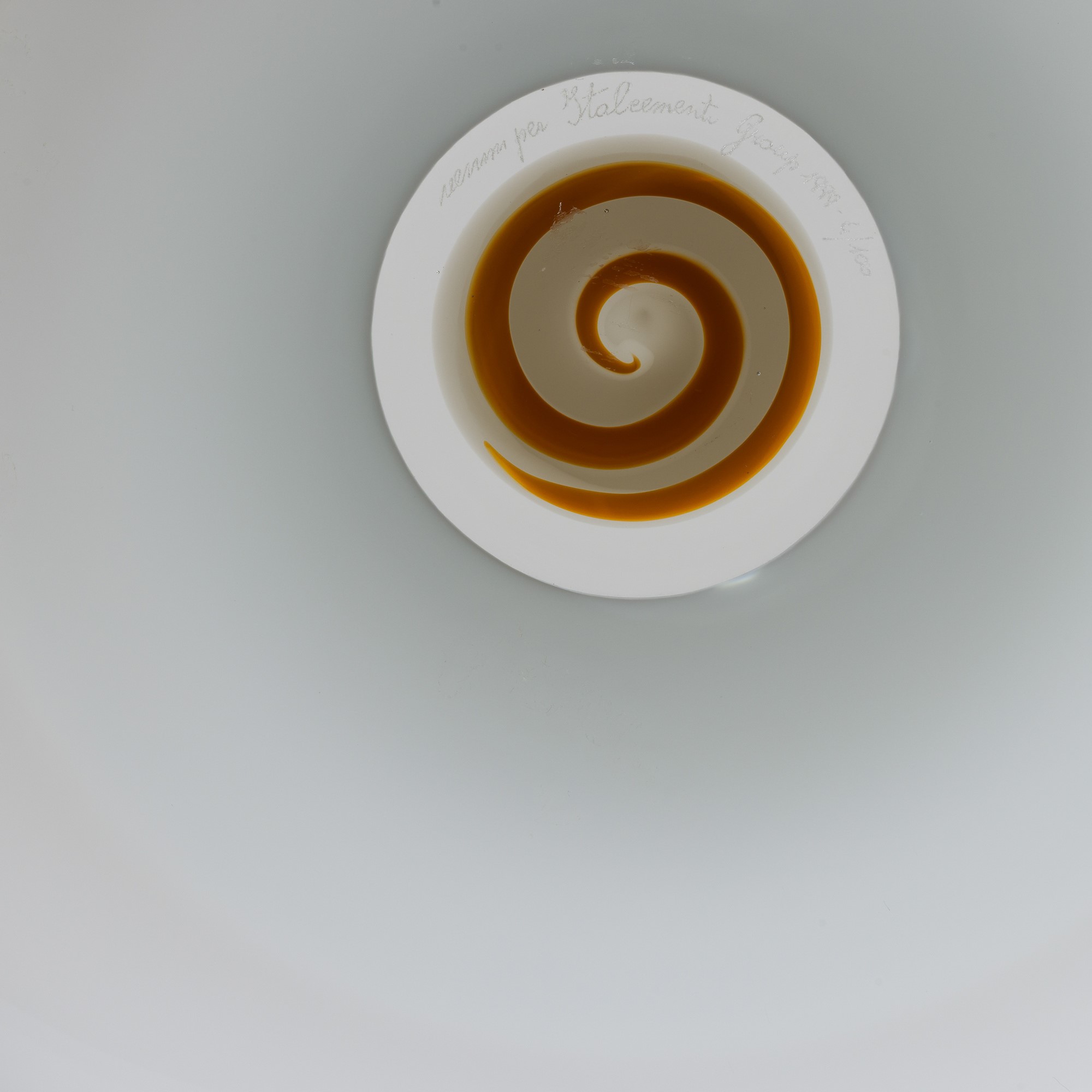 Venini, Piatto in vetro soffiato lattimo con decoro in murrina, Murano 1999