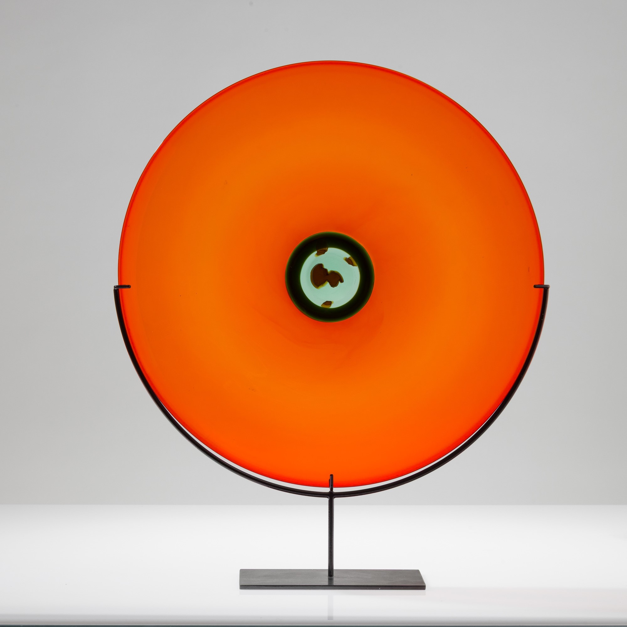 Tapio Wirkkala, Piatto in vetro soffiato arancione con decoro a murrina (nello stile di) e insert...