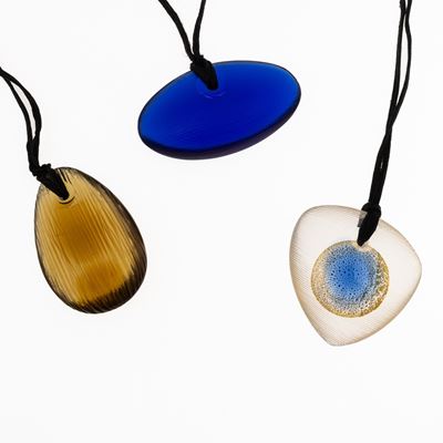Lotto di tre Talismani in vetro soffiato policromo con superficie incisa, Cielo e Luce, 1999
