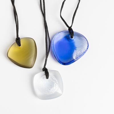 Lotto di tre Talismani in vetro soffiato policromo con inclusione di foglia d'argento (Murano, 19...