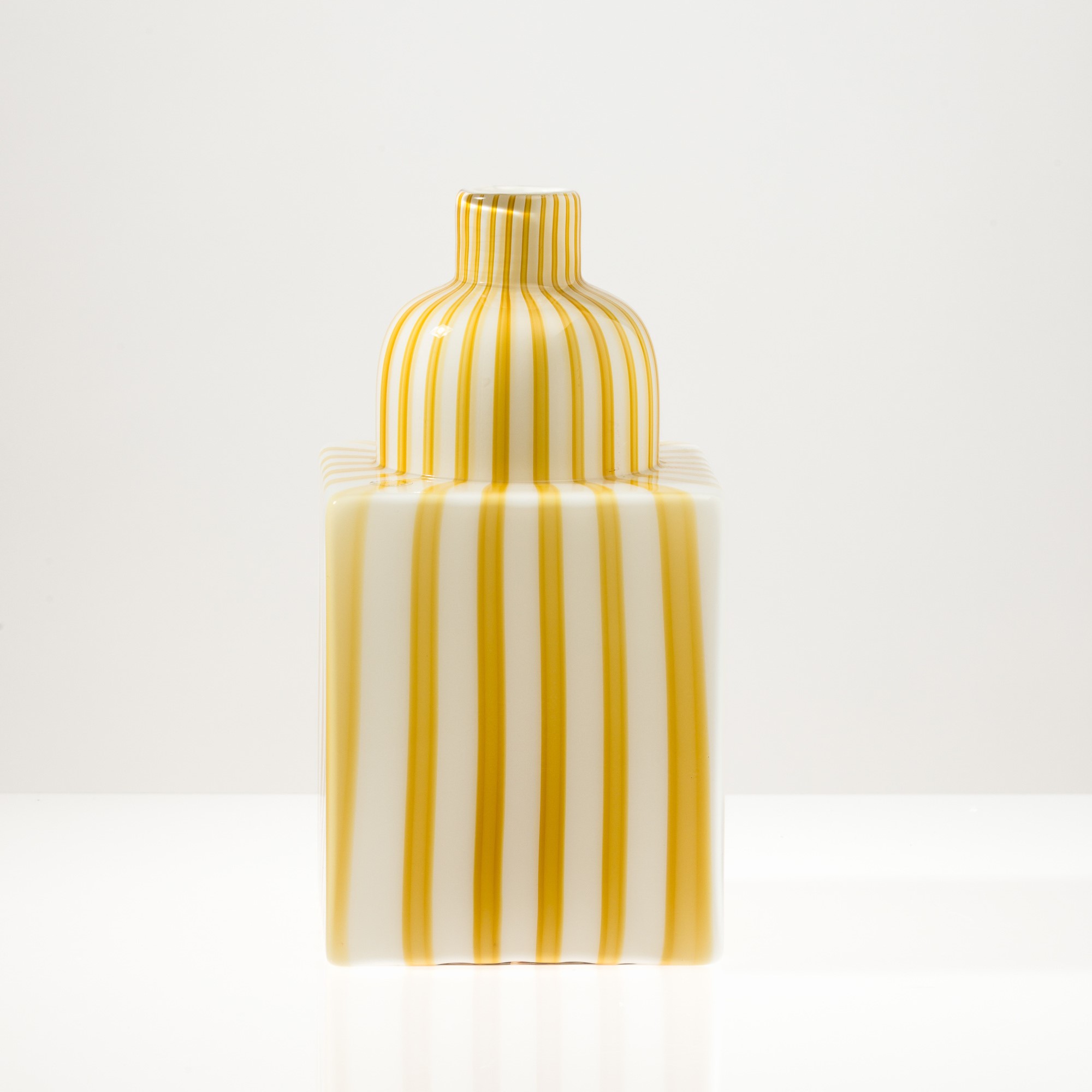 Alessandro Mendini - Vaso serie Berito in vetro incamiciato lattimo con decoro di canne verticali...