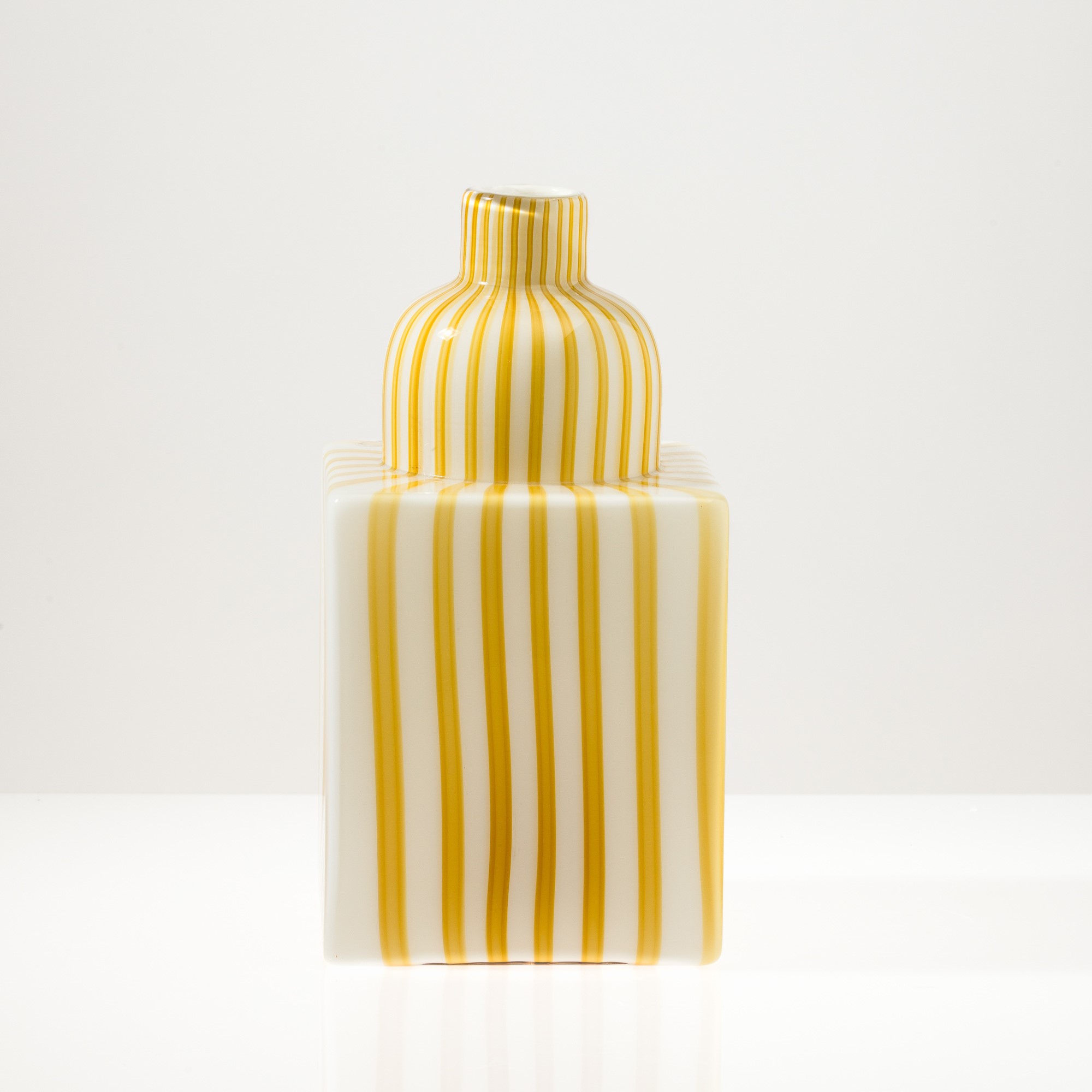 Alessandro Mendini - Vaso serie Berito in vetro incamiciato lattimo con decoro di canne verticali...