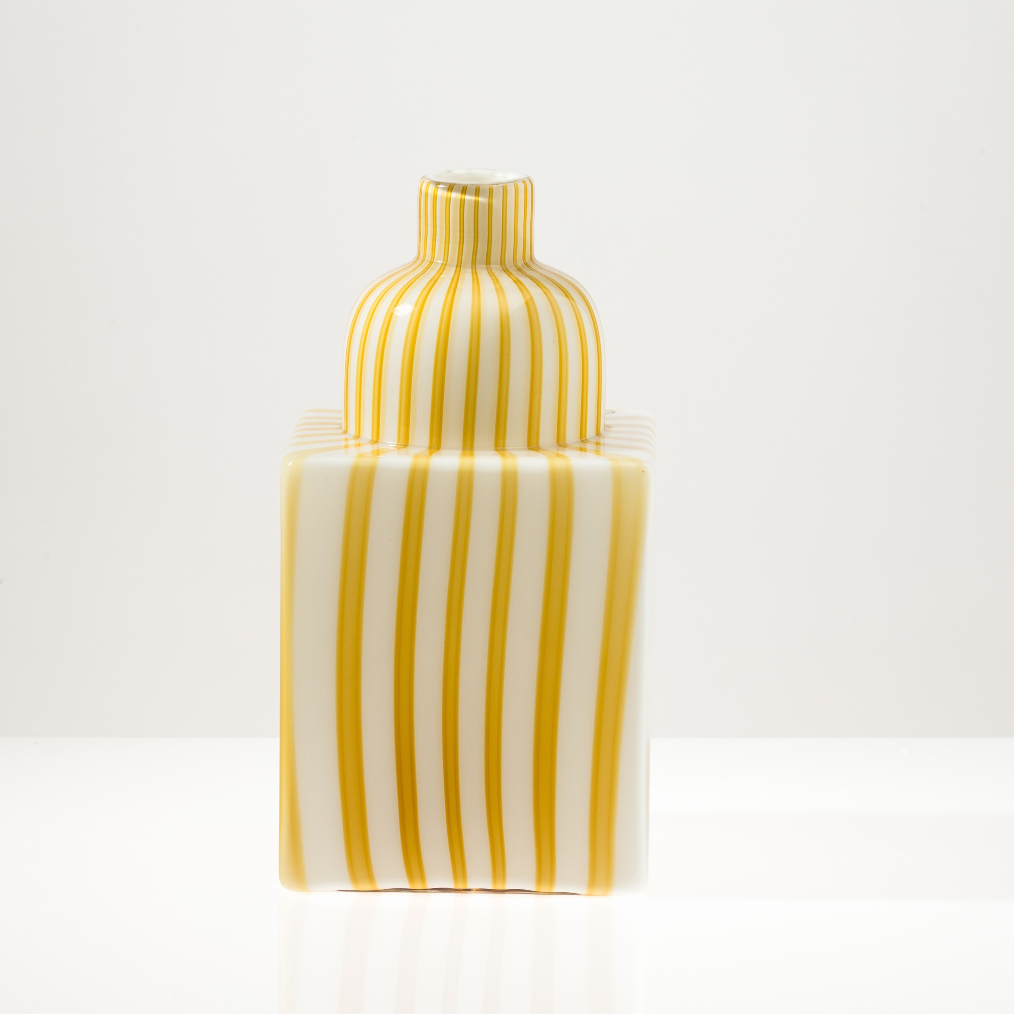 Alessandro Mendini - Vaso serie Berito in vetro incamiciato lattimo con decoro di canne verticali...