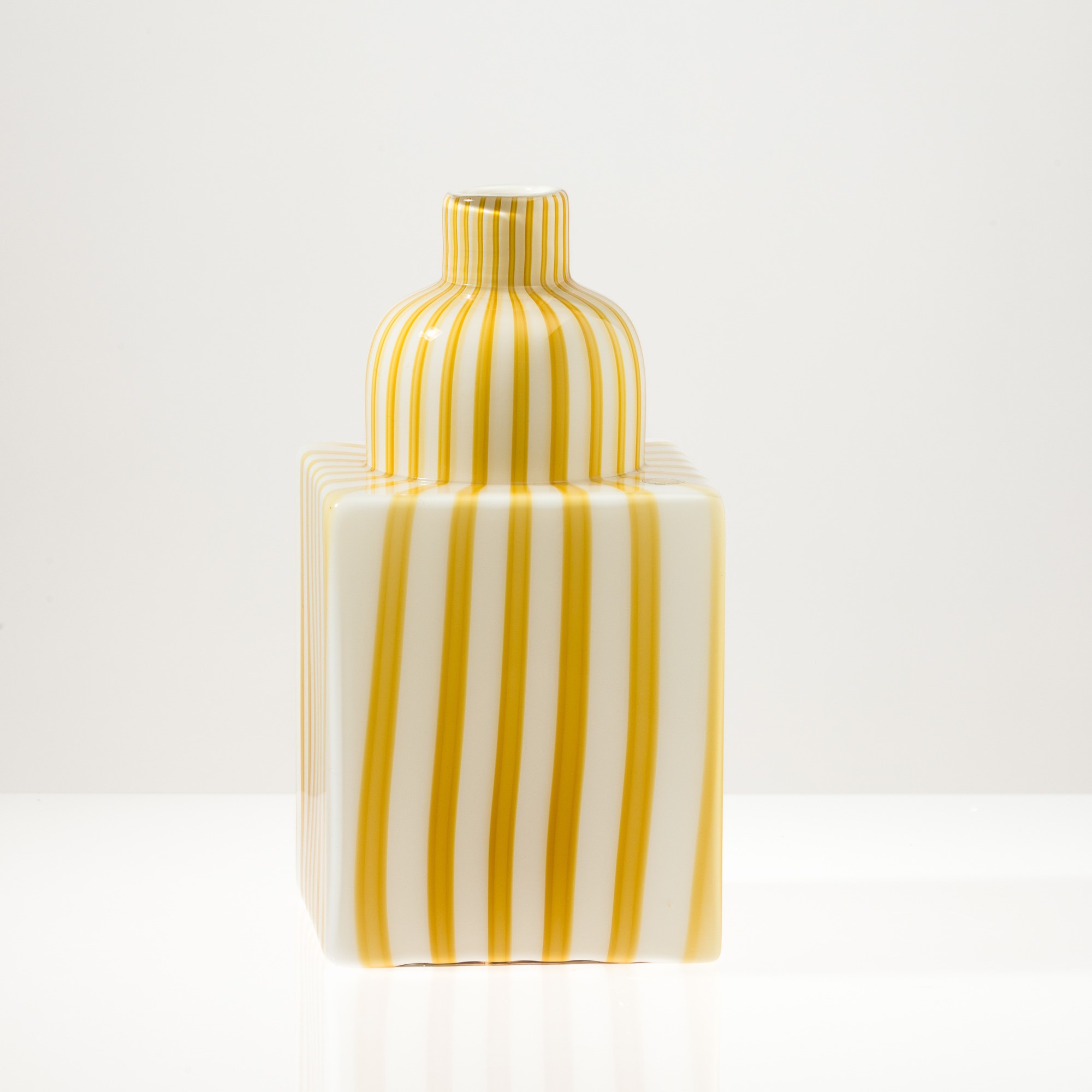 Alessandro Mendini - Vaso serie Berito in vetro incamiciato lattimo con decoro di canne verticali...