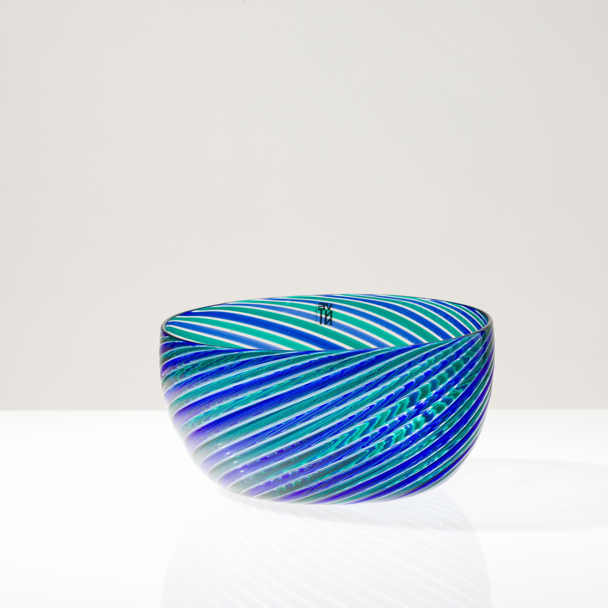 Venini, Coppa in vetro soffiato con canne ritorte, Murano ca 1980