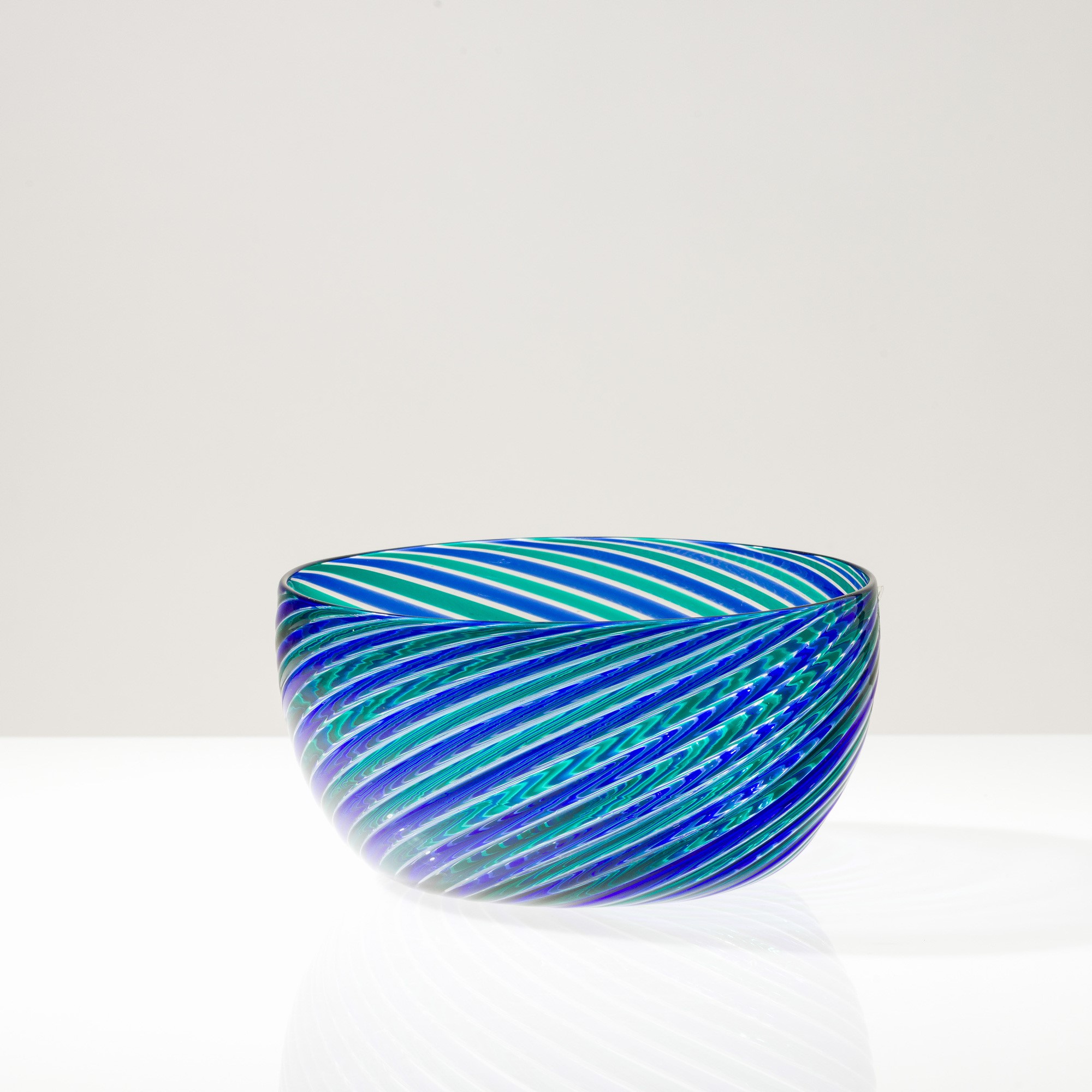 Venini, Coppa in vetro soffiato con canne ritorte, Murano ca 1980