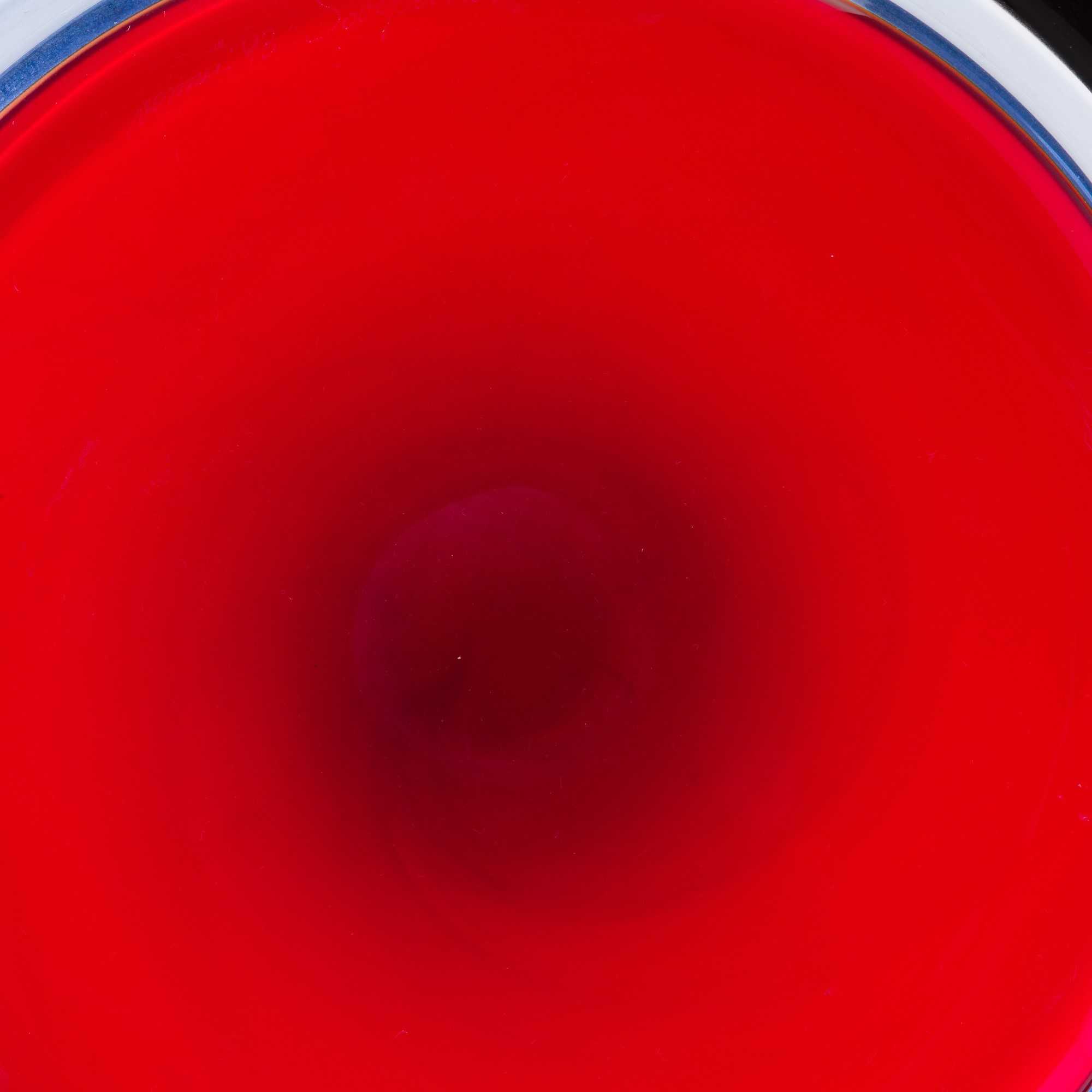 Timo Sarpaneva - Piatto Tuuli in vetro soffiato con fondo rosso, 1993