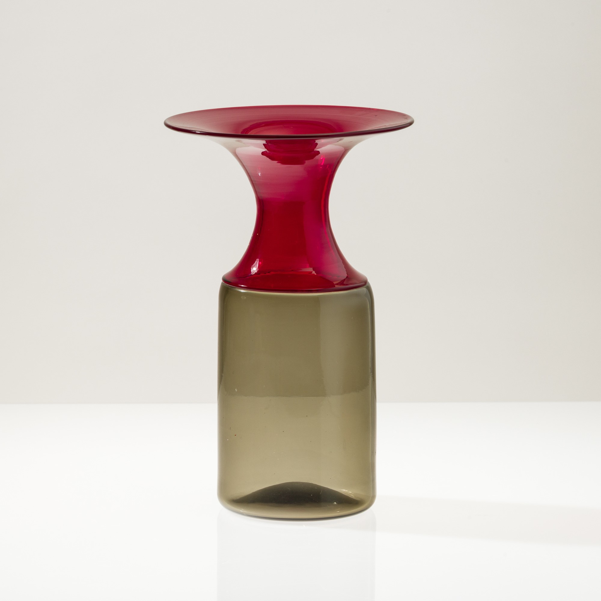 Tapio Wirkkala (nello stile di), Vaso in vetro soffiato a incalmo fumé e rosso (secolo XX), altez...