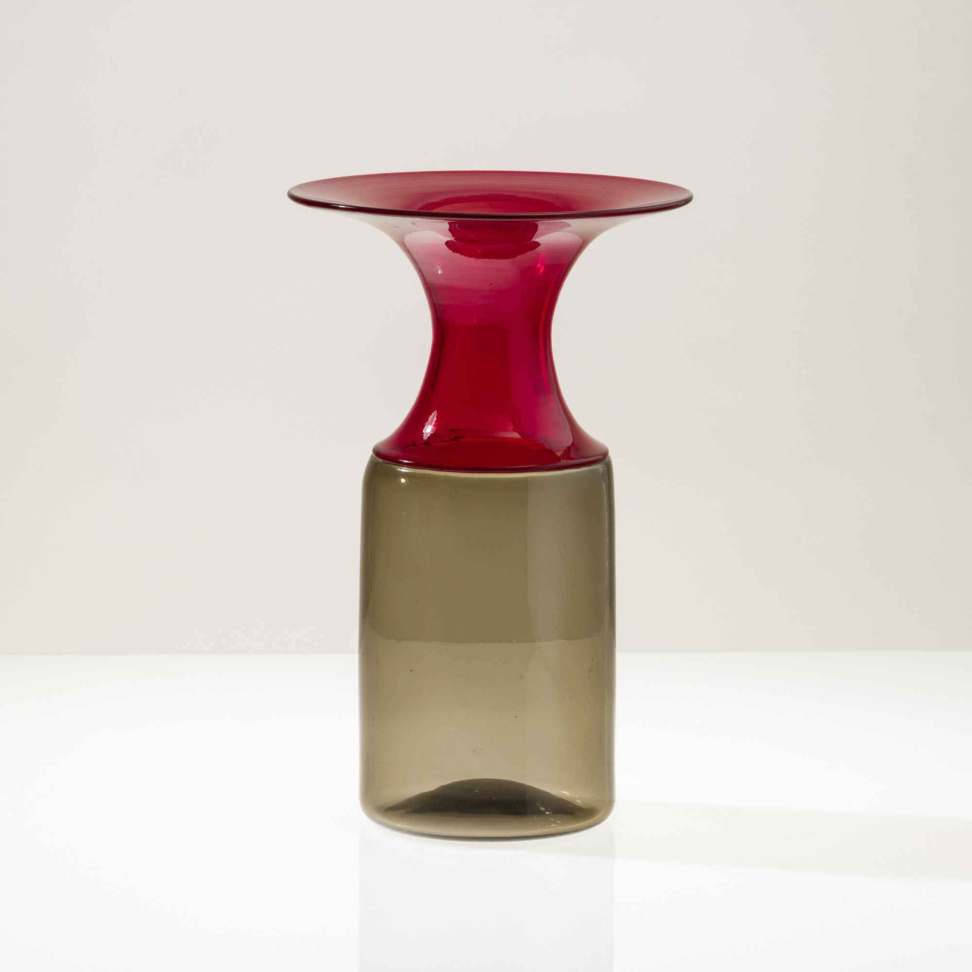 Tapio Wirkkala (nello stile di), Vaso in vetro soffiato a incalmo fumé e rosso (secolo XX), altez...