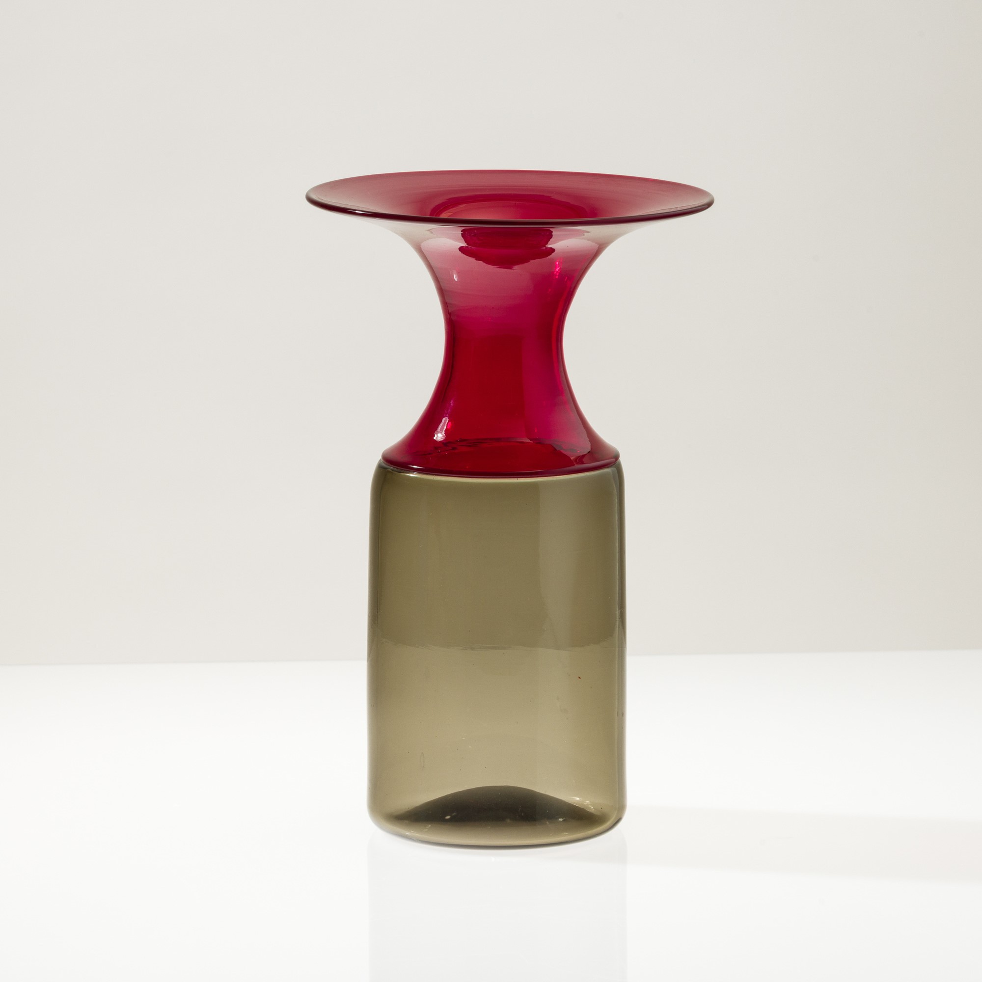 Tapio Wirkkala (nello stile di), Vaso in vetro soffiato a incalmo fumé e rosso (secolo XX), altez...