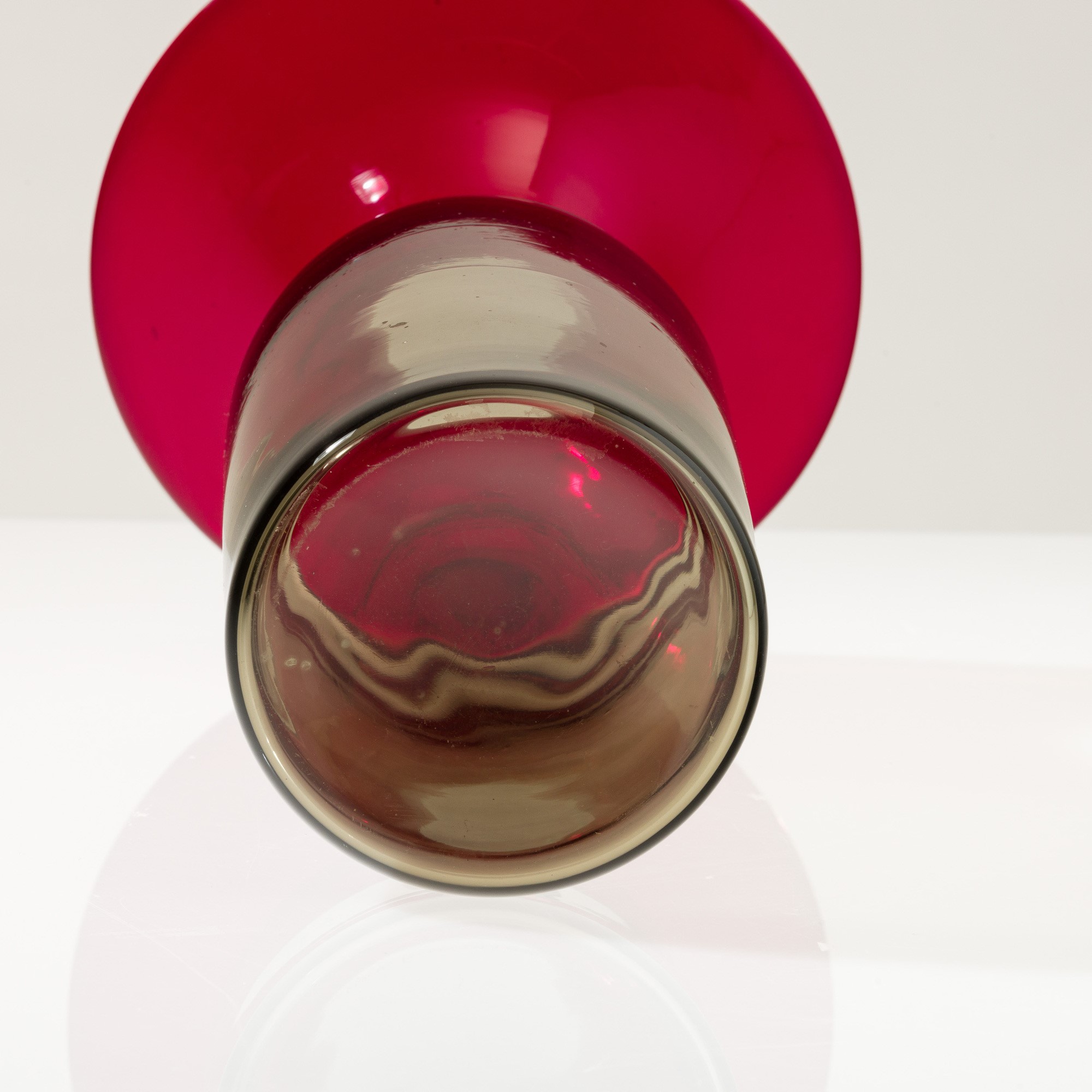 Tapio Wirkkala (nello stile di), Vaso in vetro soffiato a incalmo fumé e rosso (secolo XX), altez...