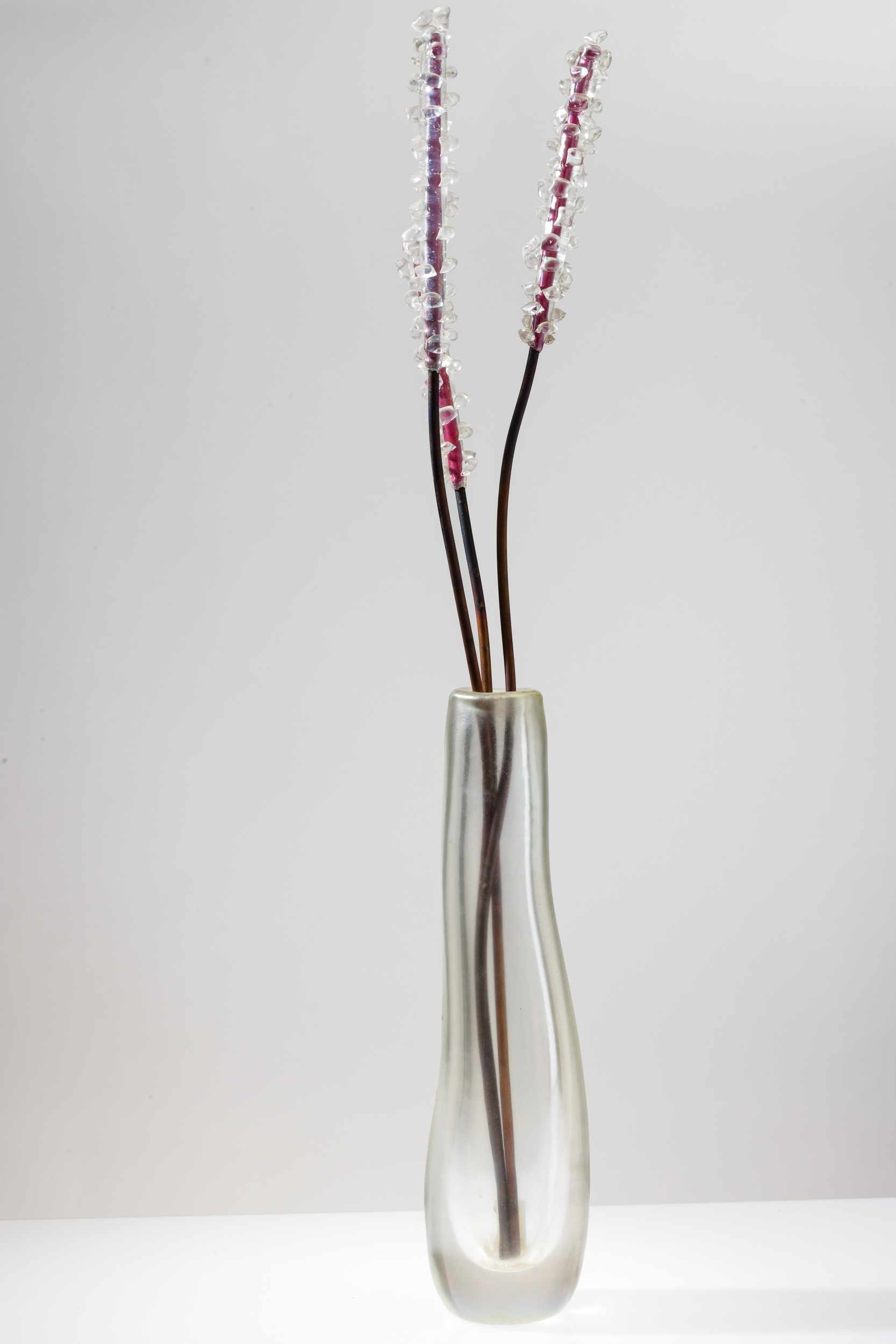 Giorgio Vigna - Vaso Fuochi Iridati con tre fiori, vetro pesante e rame, Murano 2009