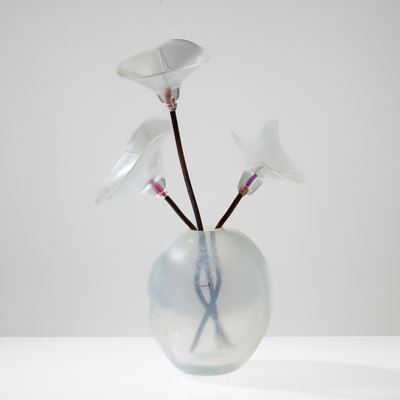 Vaso a uovo in vetro iridato con bouquet di fiori, Murano 2009