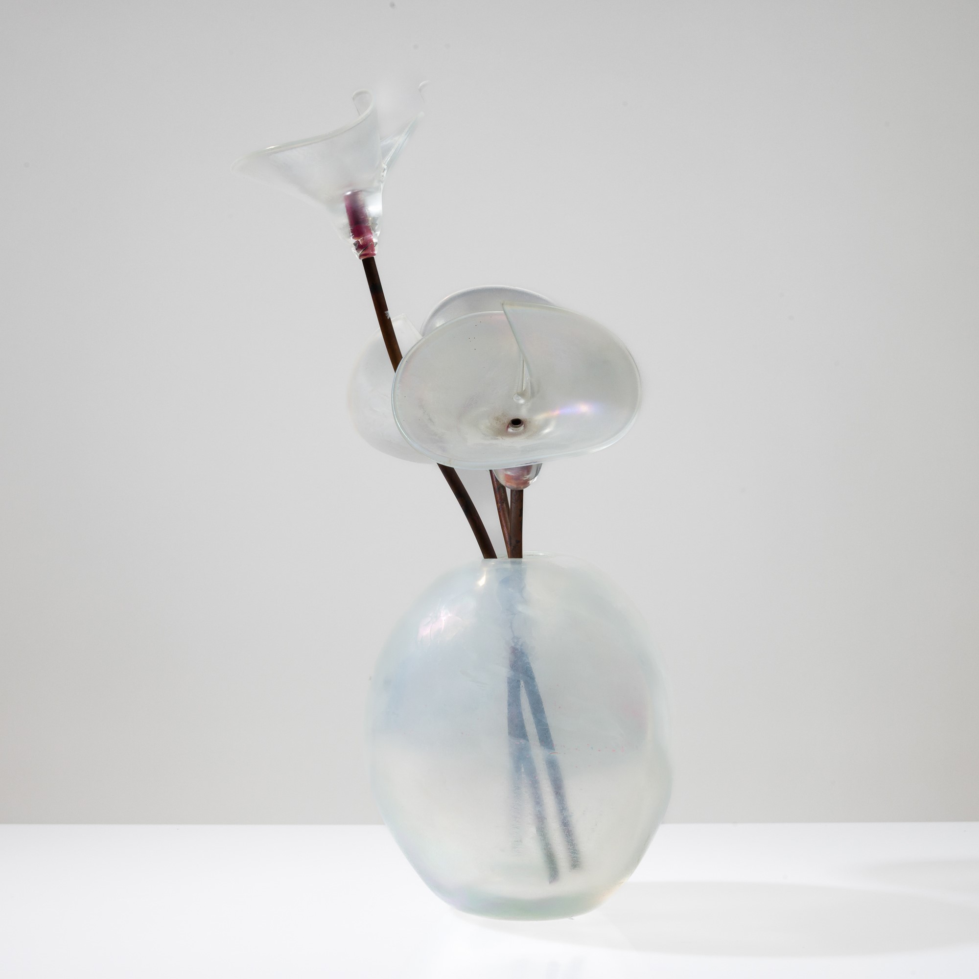 Giorgio Vigna - Vaso a uovo in vetro iridato con bouquet di fiori, Murano 2009