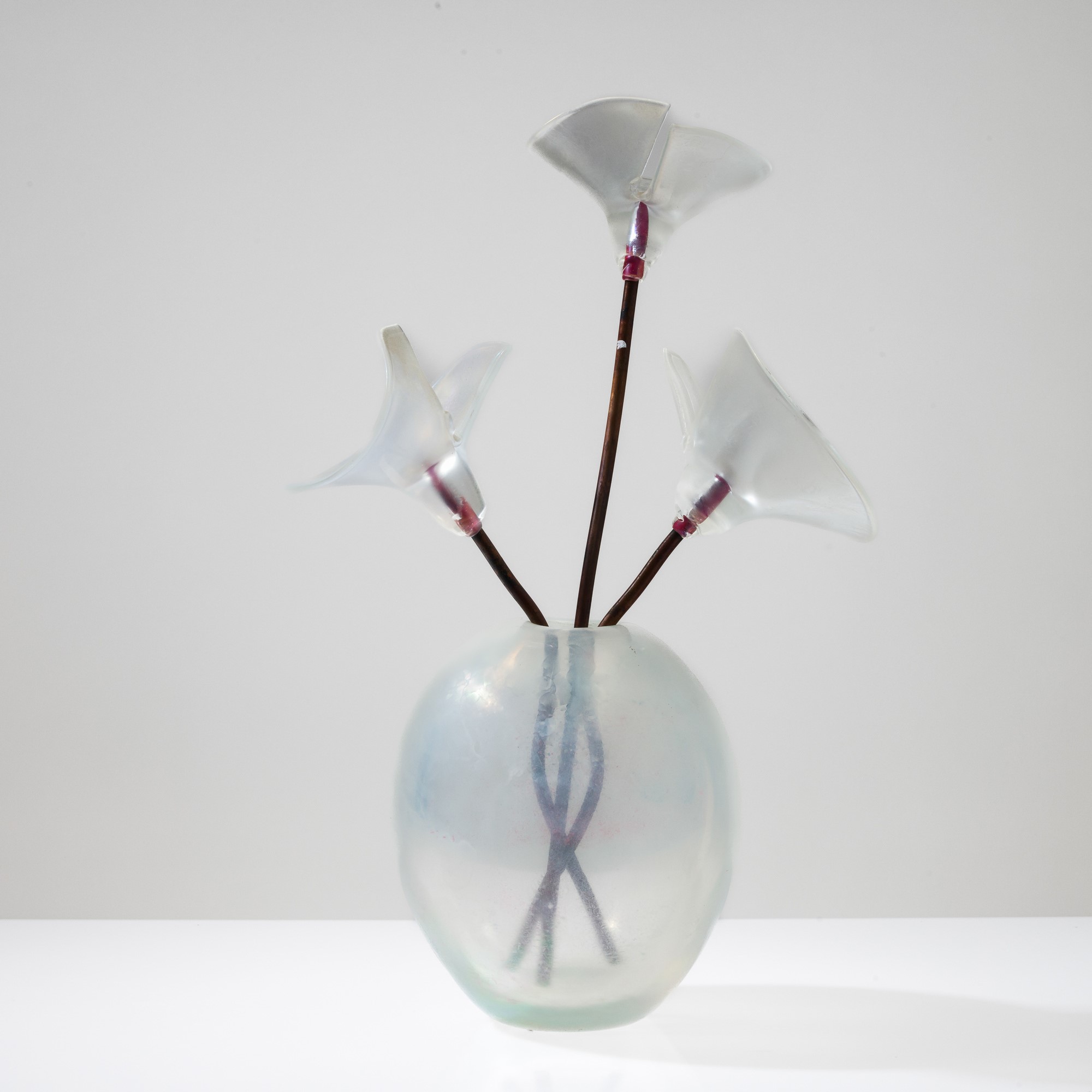 Giorgio Vigna - Vaso a uovo in vetro iridato con bouquet di fiori, Murano 2009