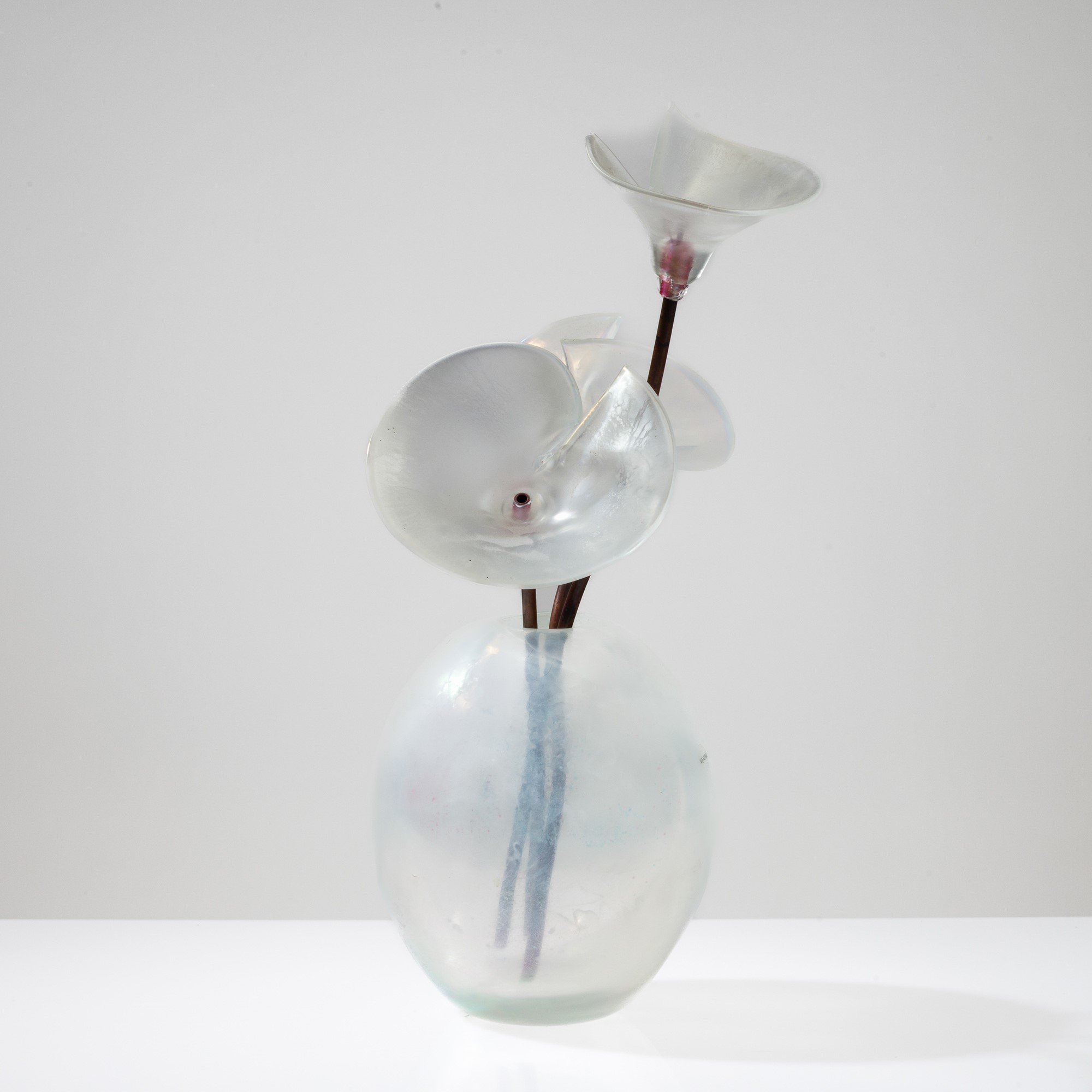 Giorgio Vigna - Vaso a uovo in vetro iridato con bouquet di fiori, Murano 2009