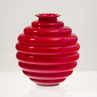 Vaso Deco sferico in vetro soffiato opalino rosso, Murano 2005