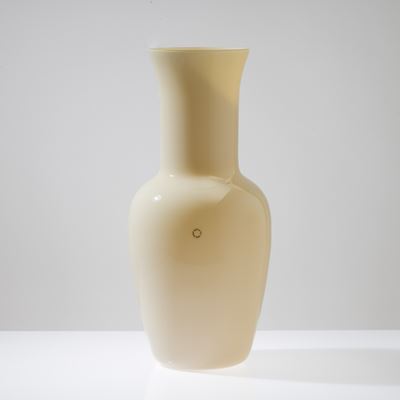 Venini, Grande vaso a balaustro in vetro soffiato opalino avorio, Murano 2000