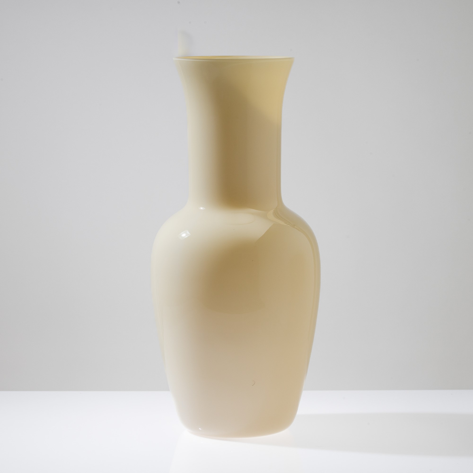 Venini, Grande vaso a balaustro in vetro soffiato opalino avorio, Murano 2000