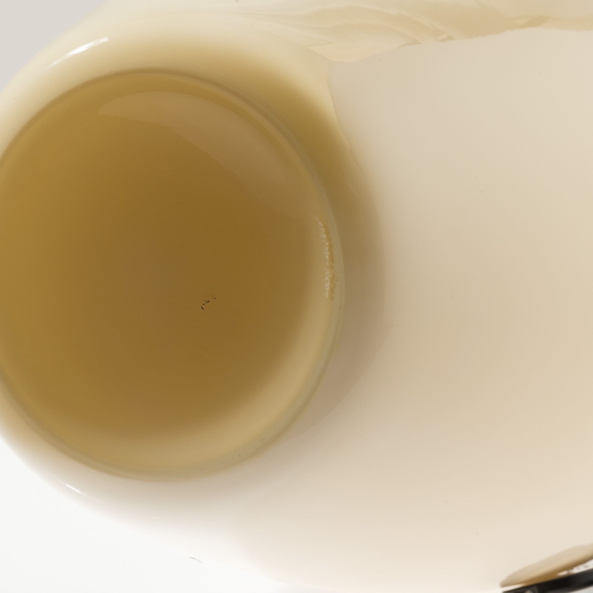 Venini, Grande vaso a balaustro in vetro soffiato opalino avorio, Murano 2000