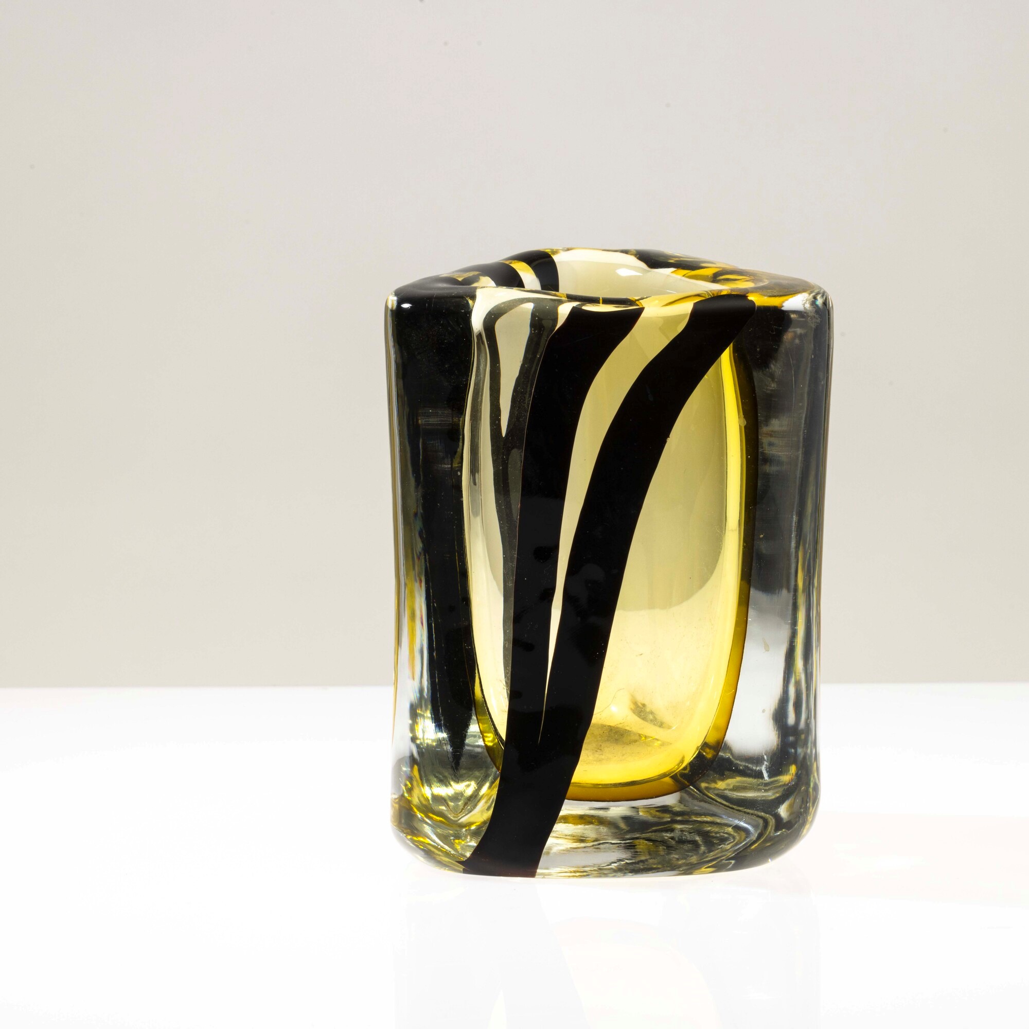 Peter Marino - Vaso Black Belt in vetro sommerso ambra