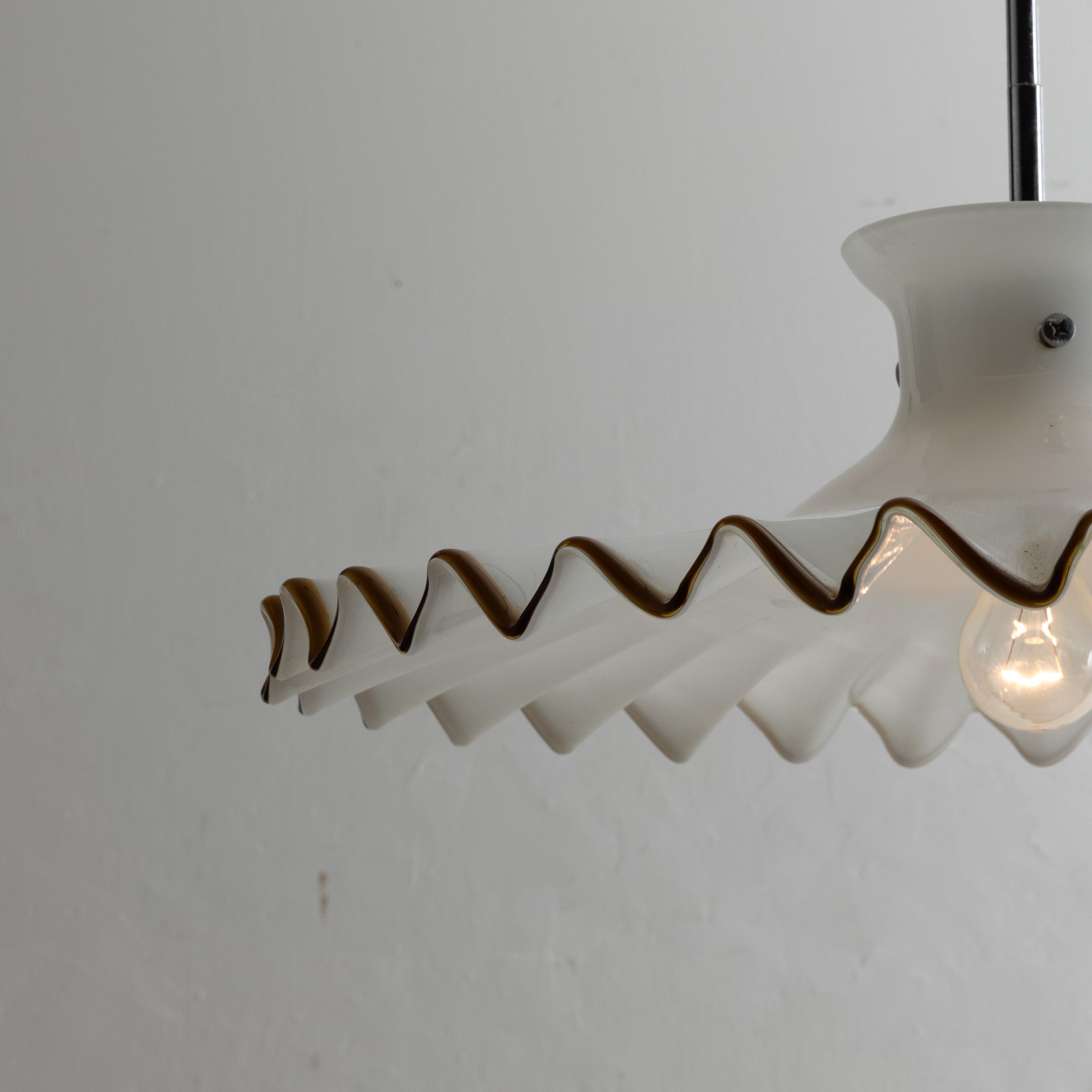 Venini, Lampadario Pinocchio in vetro lattimo, Murano, circa 1980