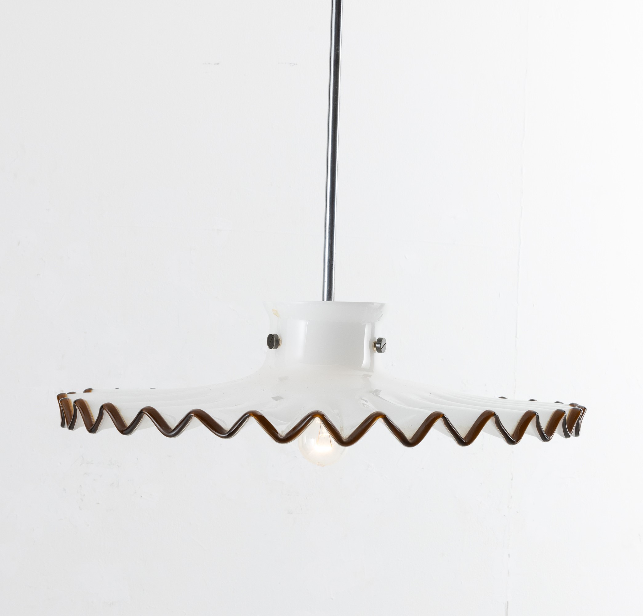 Venini, Lampadario Pinocchio in vetro lattimo, Murano, 1980 circa