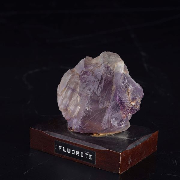 Cristallo di fluorite viola con base in legno