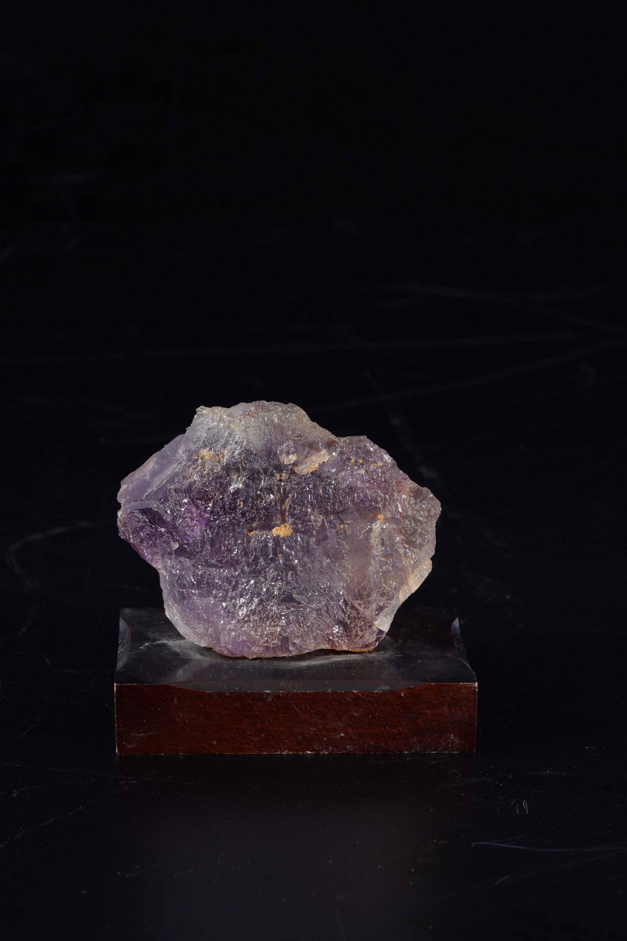 Cristallo di Fluorite Viola con Base in Legno