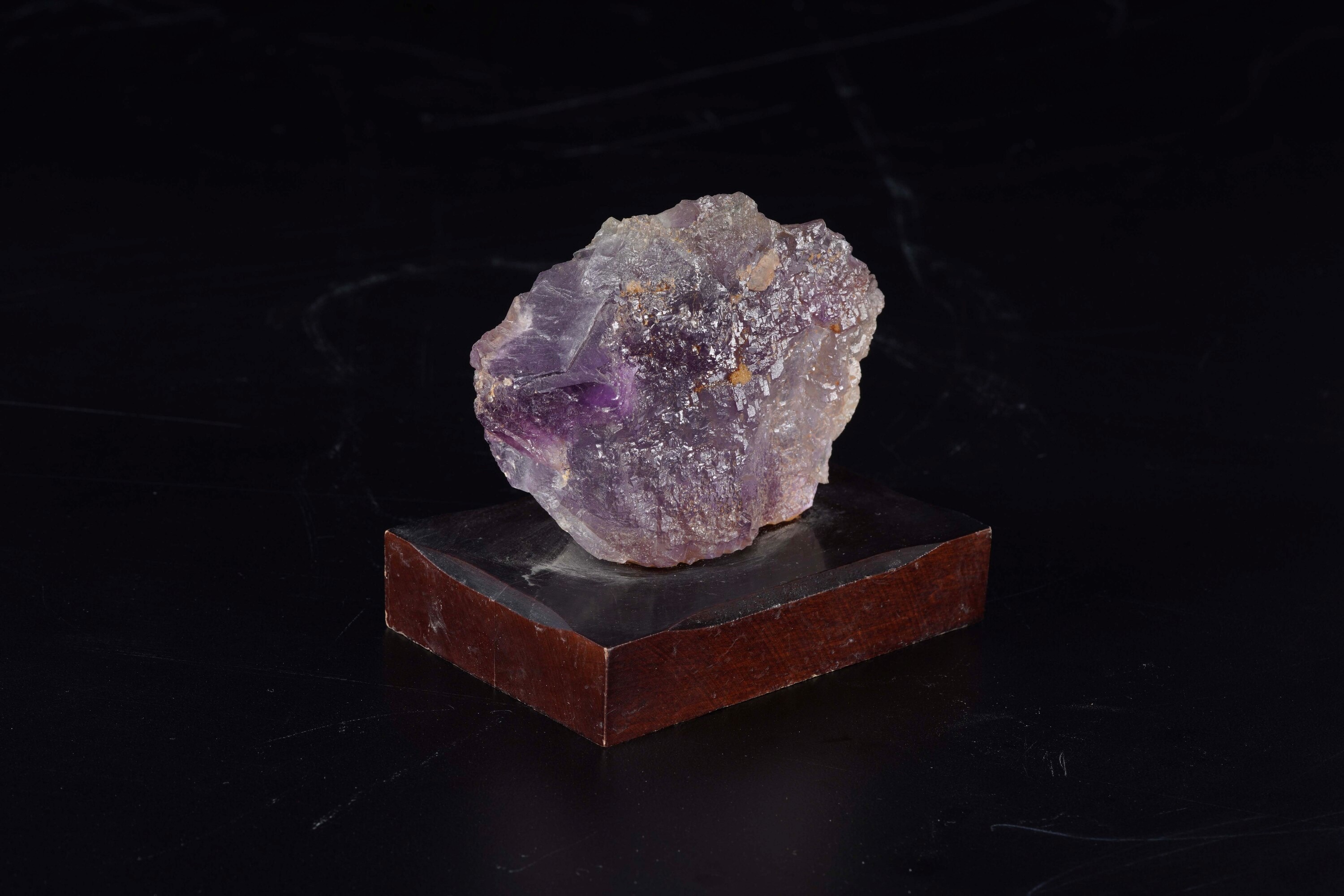 Cristallo di Fluorite Viola con Base in Legno