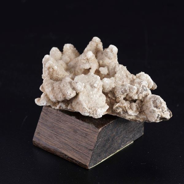 Cluster di Aragonite su base in legno