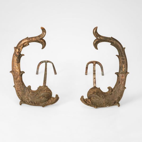 Due alari con decoro raffigurante due delfini.