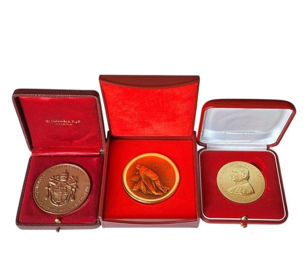 Vaticano 1963-2000: tre medaglie papali Giovanni XXIII (1958 – 1963 – Anno V – R) Beatificazione di Aloisio Palazzolo (bronzo), 30° Anniversario della morte (porcellana) e Ricordo della Beatificazione (Ae dorato). 
