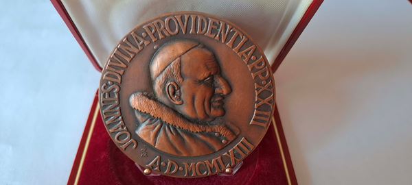 Vaticano 1963: medaglia papale Giovanni XXIII (1958 – 1963 – Anno V – R) in bronzo Basilica di Poblet - Spagna (R). 