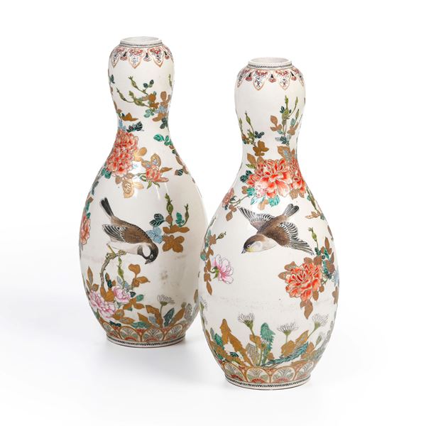 Coppia di vasi in porcellana Satsuma a forma di zucca con decori floreali e uccelli, Giappone, periodo Meiji (1868-1912)