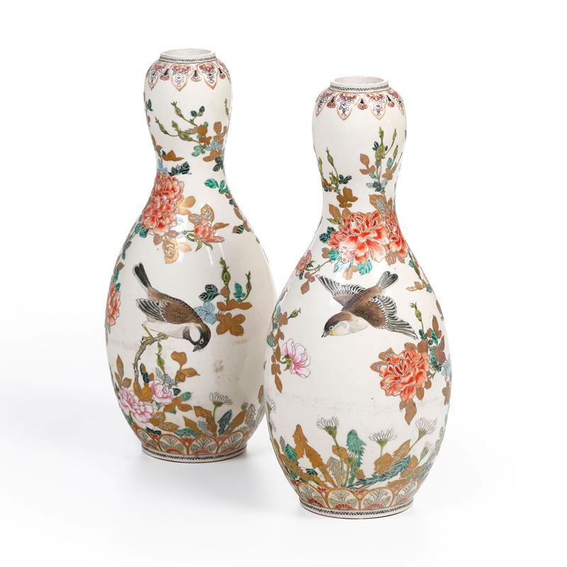 Coppia di vasi in porcellana Satsuma a forma di zucca con decori floreali e uccelli, Giappone, periodo Meiji (1868-1912)  - Auction Italian Mansions - Cambi Casa d'Aste