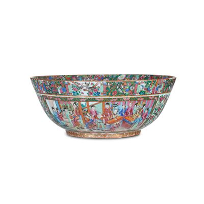Canton, Ciotola in porcellana con scena di corte entro riserva e decori floreali, Dinastia Qing, ...