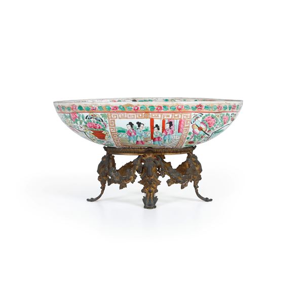 Ciotola in porcellana raffigurante scena di corte entro riserva con decori a motivi floreali con montatura in bronzo, Canton, Cina, Dinastia Qing, XIX secolo