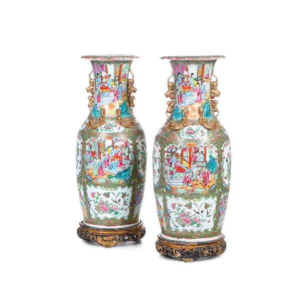 Coppia di grandi vasi in porcellana raffiguranti scene di corte entro riserve e decori a motivi vegetali, manici a foggia di draghi a rilievo, Canton, Cina, Dinastia Qing, XIX secolo