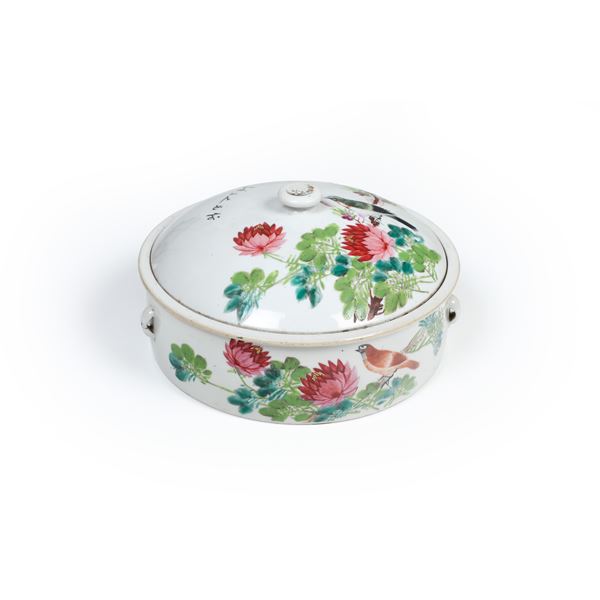 Scatola in porcellana Famiglia Rosa con decori floreali raffiguranti peonie e uccellino con iscrizioni, Cina, Dinastia Qing, XIX secolo