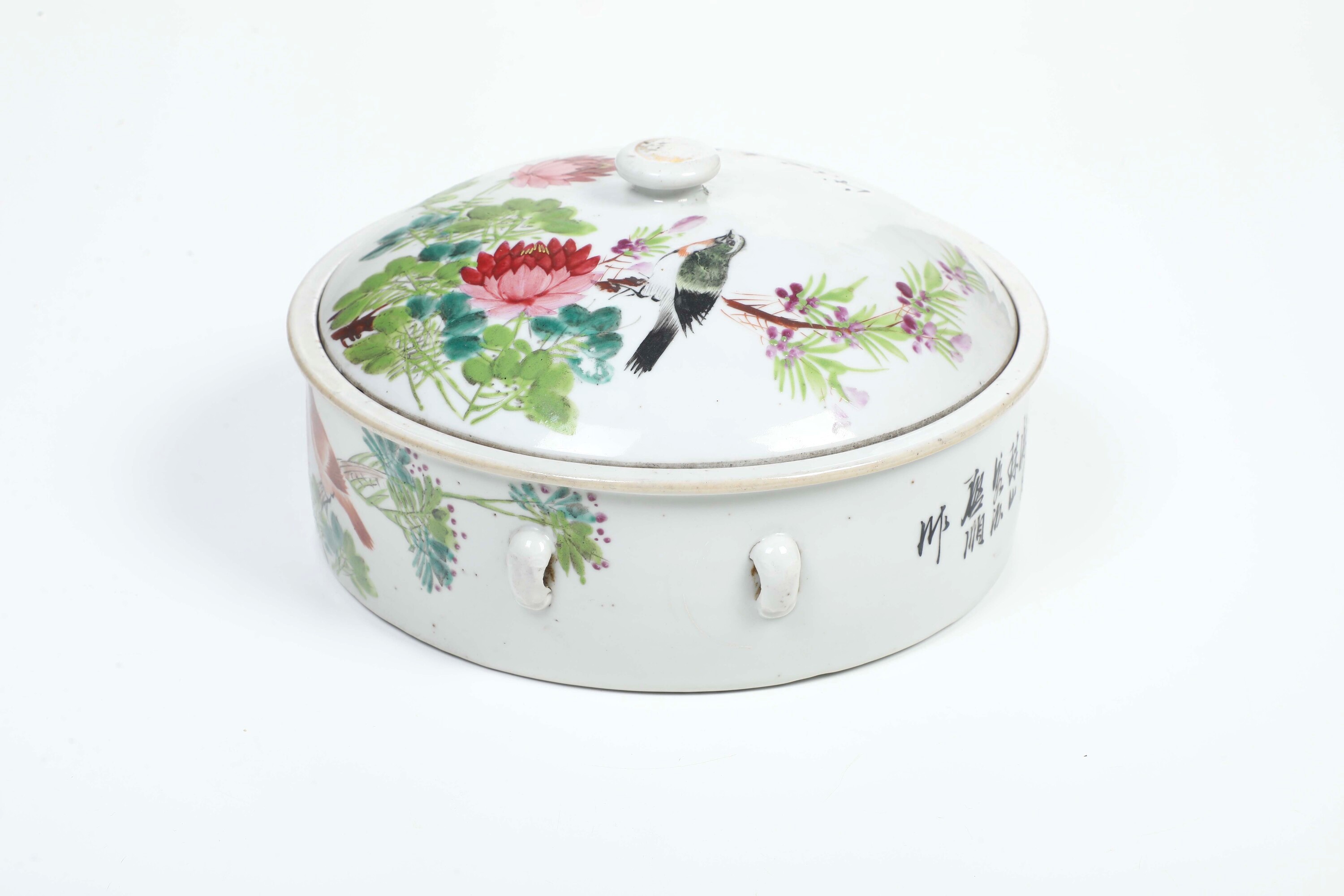 Scatola in Porcellana Famiglia Rosa con Decori Floreali Raffiguranti Peonie e Uccellino con Iscri...