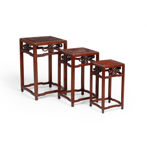 Lotto composto da tre tavolini in legno intagliato, Cina, Dinastia Qing, XIX secolo