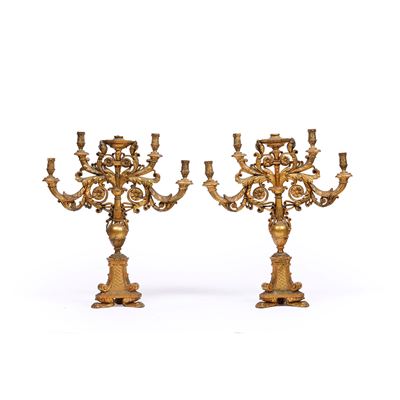 Coppia di candelabri, XIX secolo, legno intagliato e dorato
