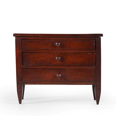 Modellino di cassettone, XIX secolo, legno intagliato
