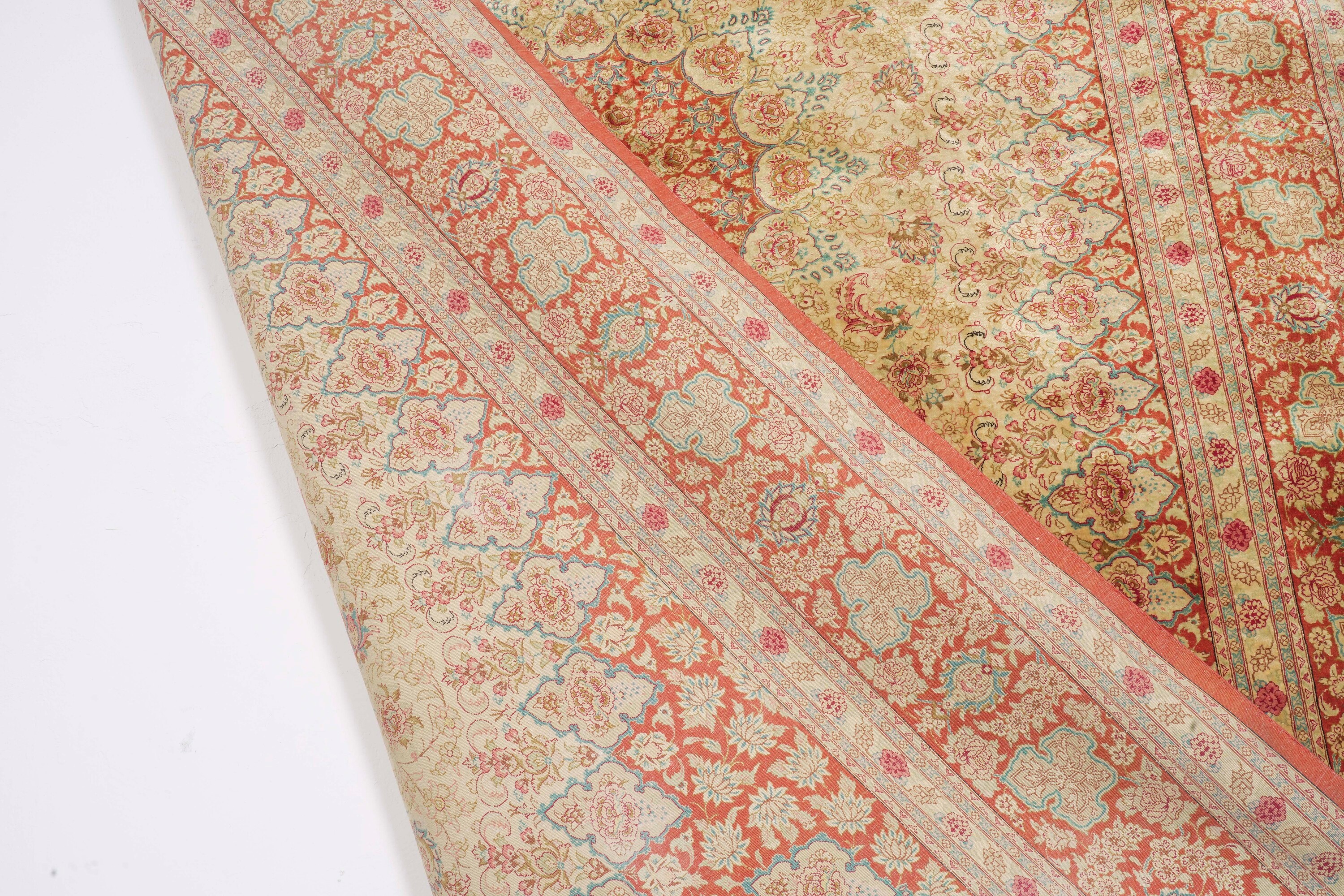 Tappeto persiano del XX secolo in seta, con campo beige e medaglione rosso, firmato